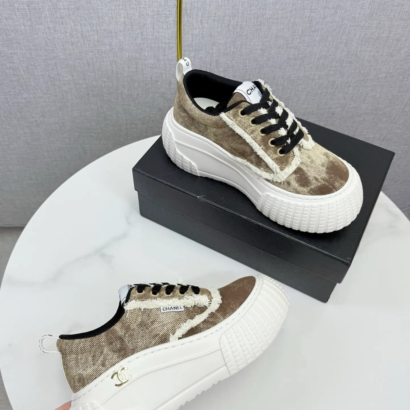 💕💕Factory direct selling price p640💕💕 Chanel Panda Shoes! 2025 counter's top casual sports shoes, this classic design; the upper is in the style of electric embroidery with various techniques; the outsole is fashionable and sporty; the unusual inclusion of a variety of color matching elements... The diversified mix and match is very good-looking and versatile, and can be used for leisure, fashion, sports, and outdoor... ꫛꫀꪝ Go➫ Materials: ❶Upper made of: original imported first-layer silk cowhide + original version waterproof cloth + original first-layer cowhide ❷Inner lining: Original Yangli+wang ❸ Outsole based on: Original TPU combination outsole Counter boutique packaging complete set for women 35–41